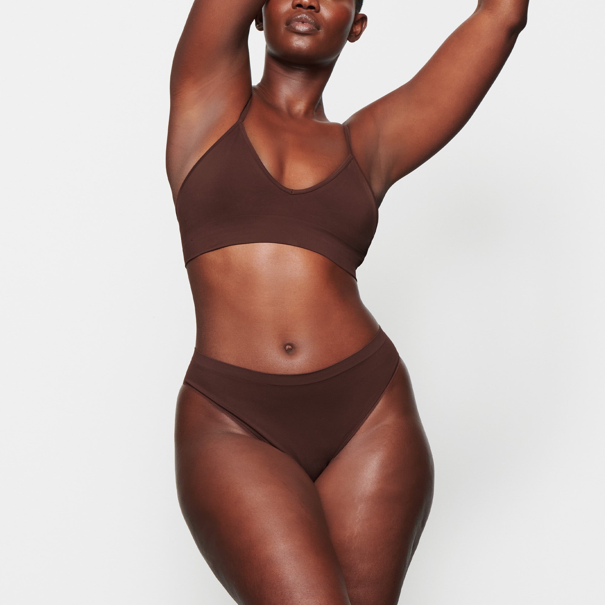 SOFT SMOOTHING SEAMLESS THONG | COCOA thumbnail 2