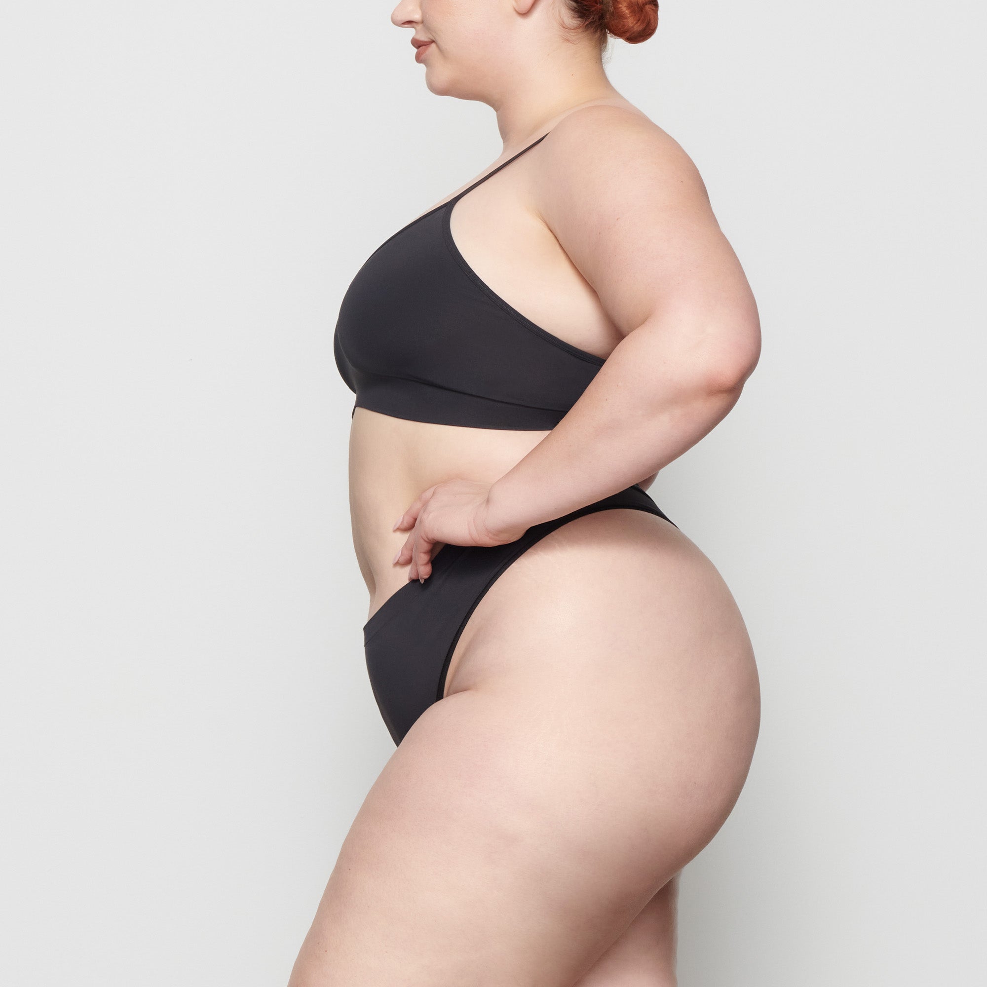 SOFT SMOOTHING SEAMLESS THONG | ONYX thumbnail 3