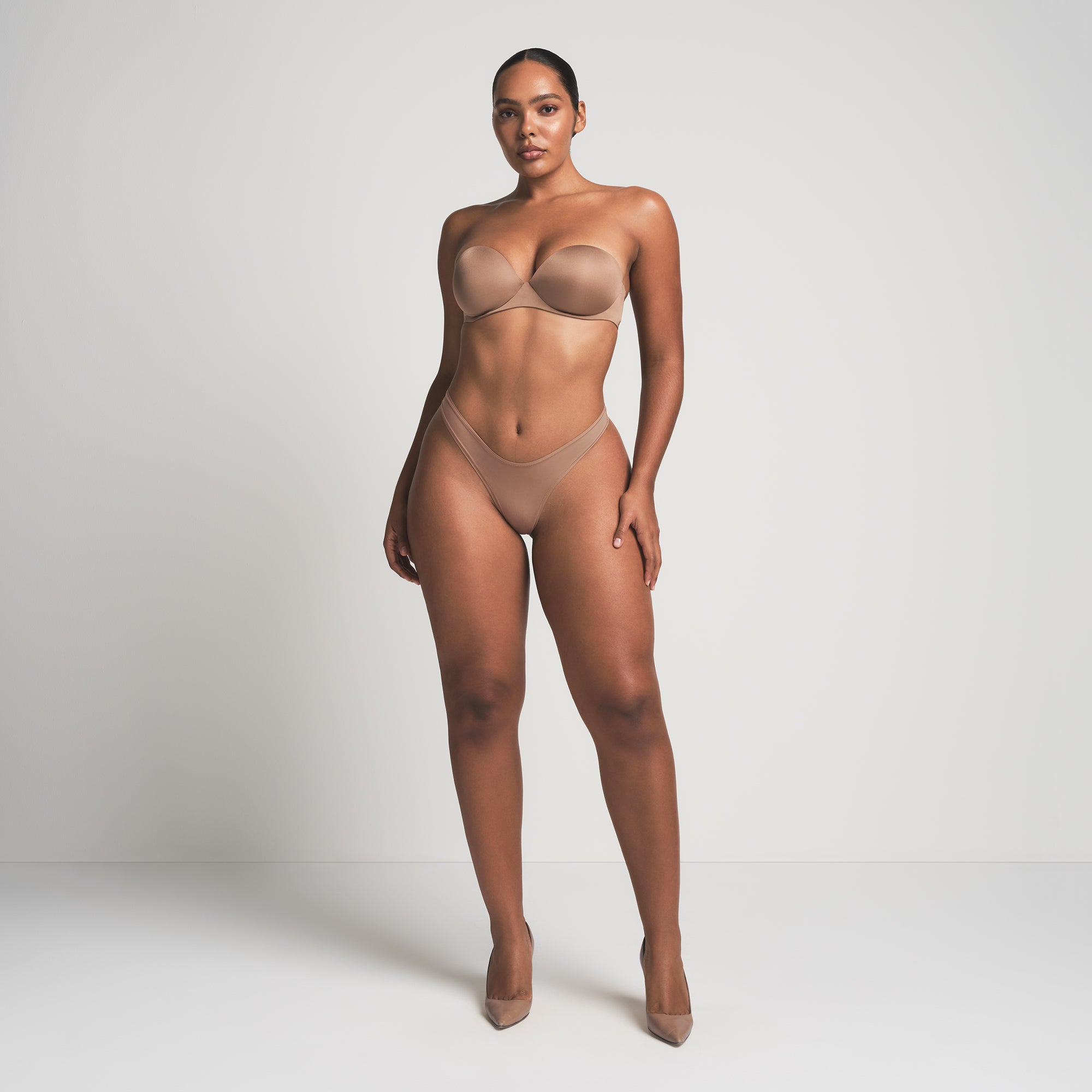 SKIMS ULTIMATE STRAPLESS PUSH-UP BRA | SIENNA thumbnail 3