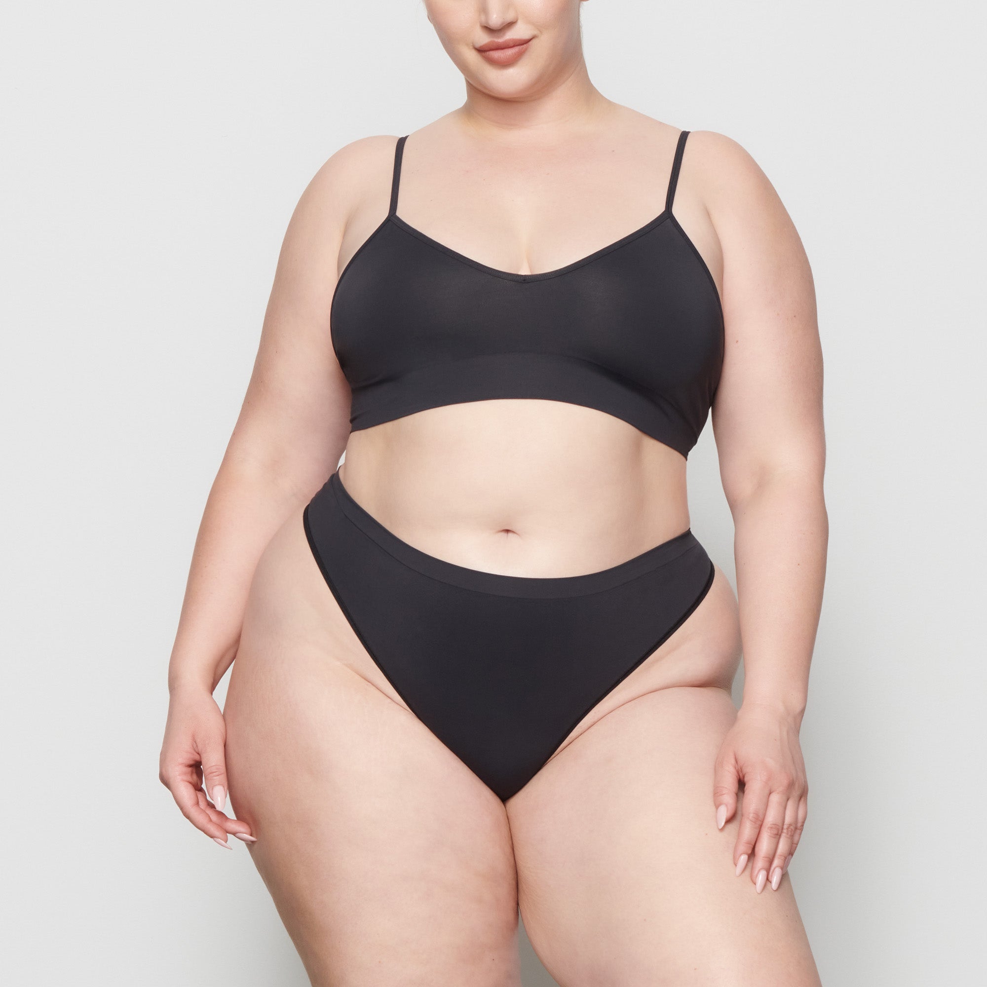 SOFT SMOOTHING SEAMLESS THONG | ONYX thumbnail 2